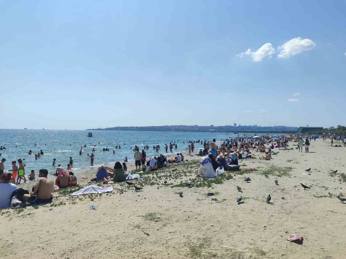 Menekşe Plajı’nda bayram yoğunluğu
