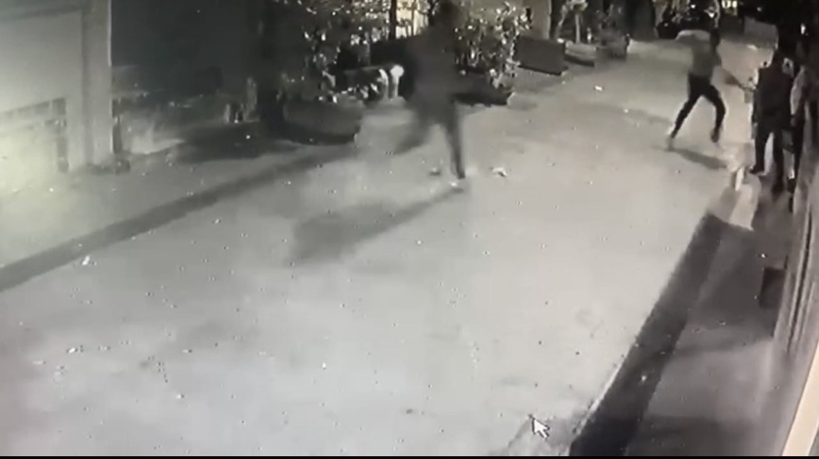 Taksim’de gece kulübünde “bakma” dehşeti kamerada: Defalarca bıçakladı
