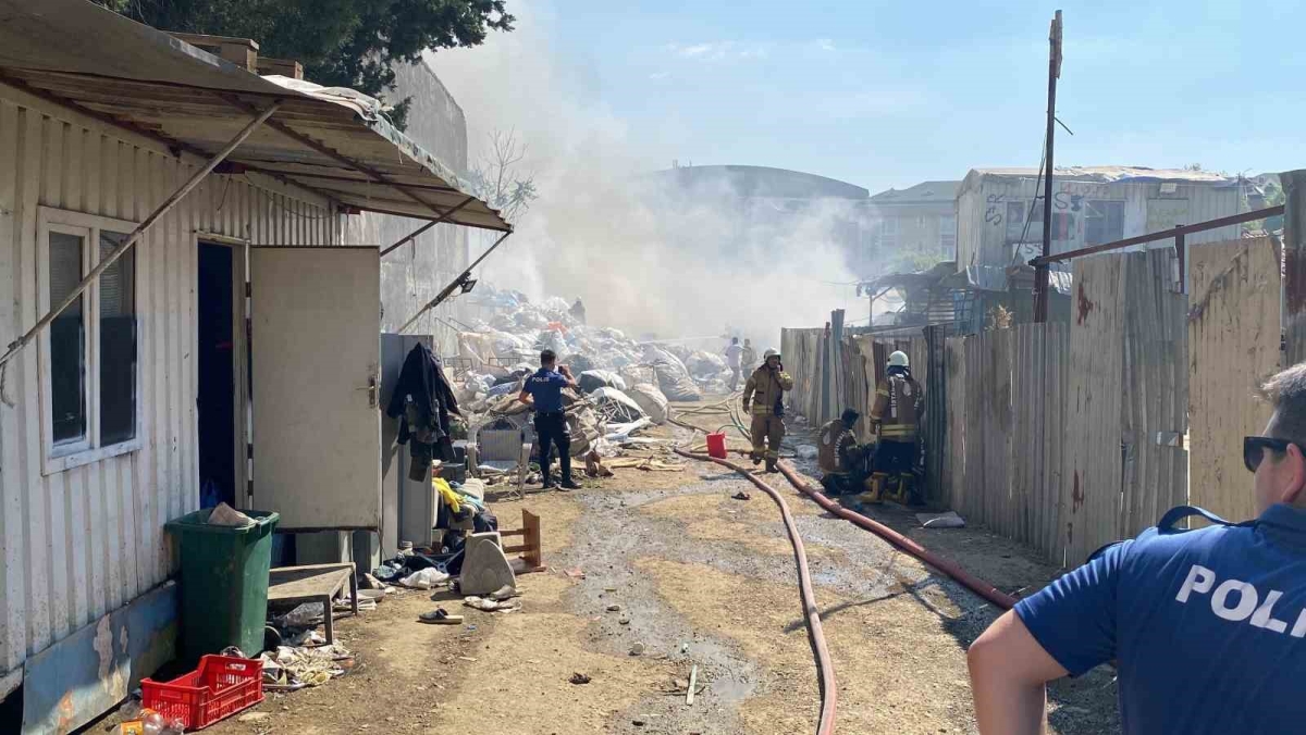Tuzla’da geri dönüşüm tesisinde çıkan yangın Marmaray’da gecikmelere neden oldu
