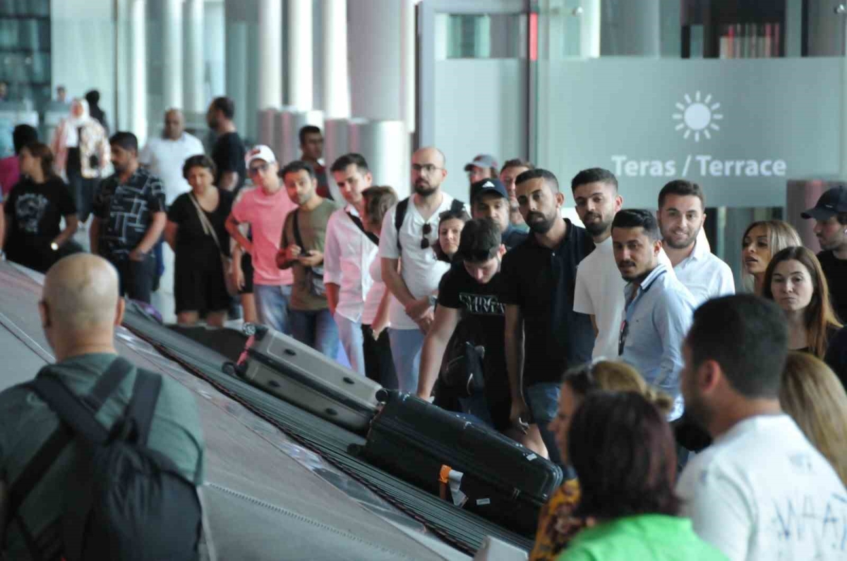 İstanbul Havalimanı’nda bayram dönüşü yoğunluğu sürüyor
