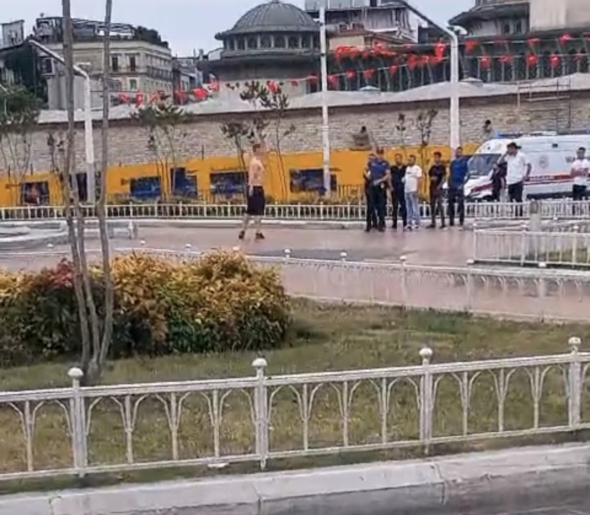 Taksim Meydanı’nda hareketli dakikalar kamerada: Bıçakla kendini rehin aldı
