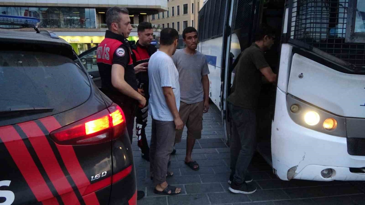 Taksim’de kaçak göçmen denetimi
