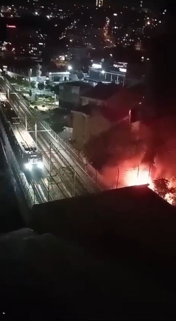 Kağıthane’de yeşillik alanda yangın: Metro seferleri yangına rağmen devam etti
