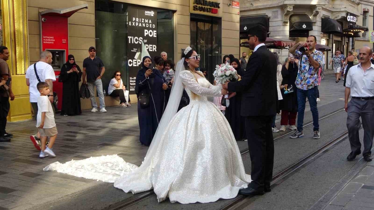 Taksim Meydanı’nda düğün fotoğrafı çektiren gelin ve damada yoğun ilgi
