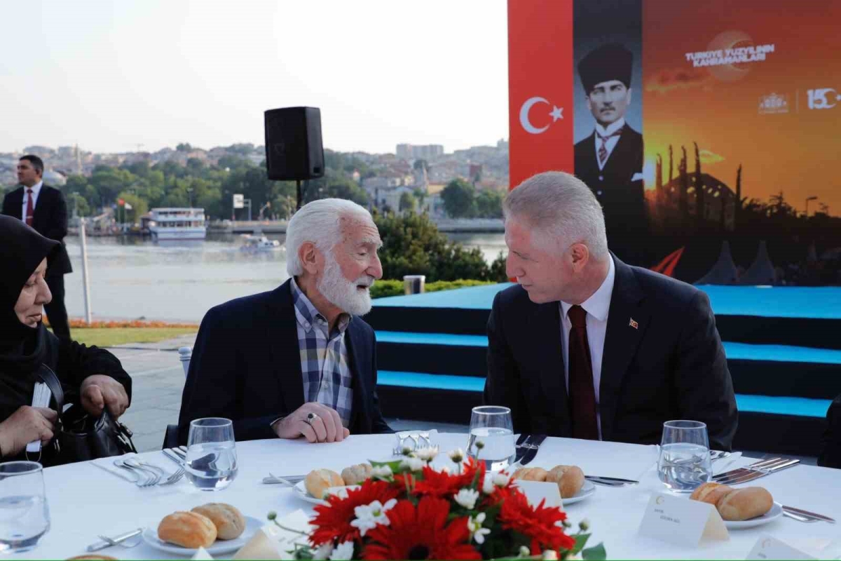 İstanbul Valisi Gül, 15 Temmuz şehit aileleri ve gazileriyle buluştu

