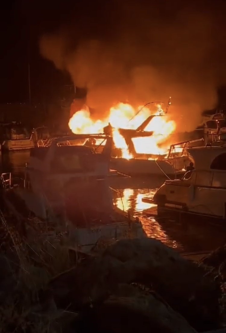 Maltepe’de tekne yangını
