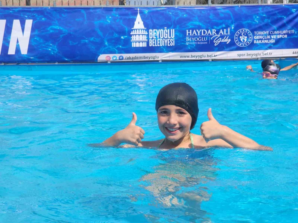 Beyoğlu’nda çocuklar portatif yüzme havuzlarında yazın tadını çıkarıyor
