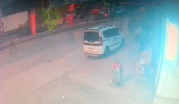 İstanbul’da göçmen dolu minibüse operasyon kamerada: 35 göçmen ve organizatörler yakalandı
