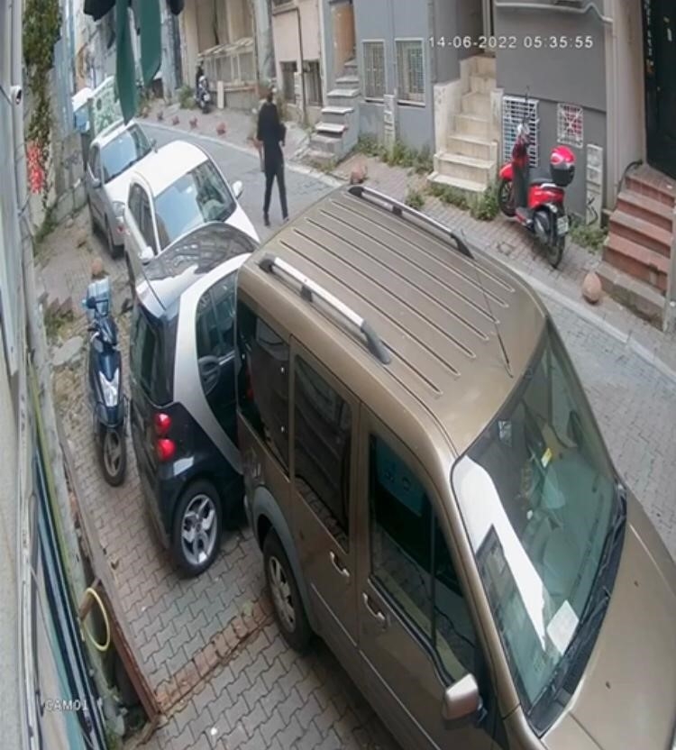 Beyoğlu’nda motosiklet hırsızlığı kamerada: Satışa çıkardığı kask ele verdi
