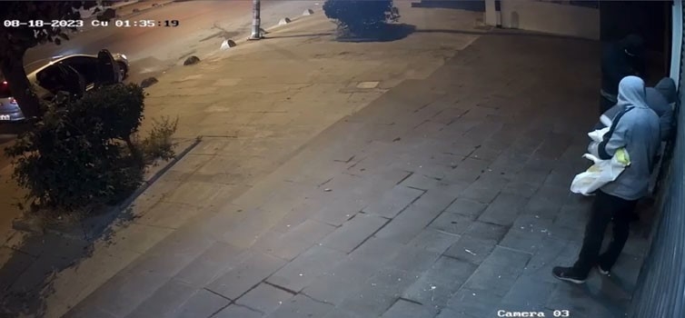 Arnavutköy’de hırsızlık şüphelileri 7 dakika boyunca kimseye aldırış etmeden kuyumcuya girmeye çalıştı
