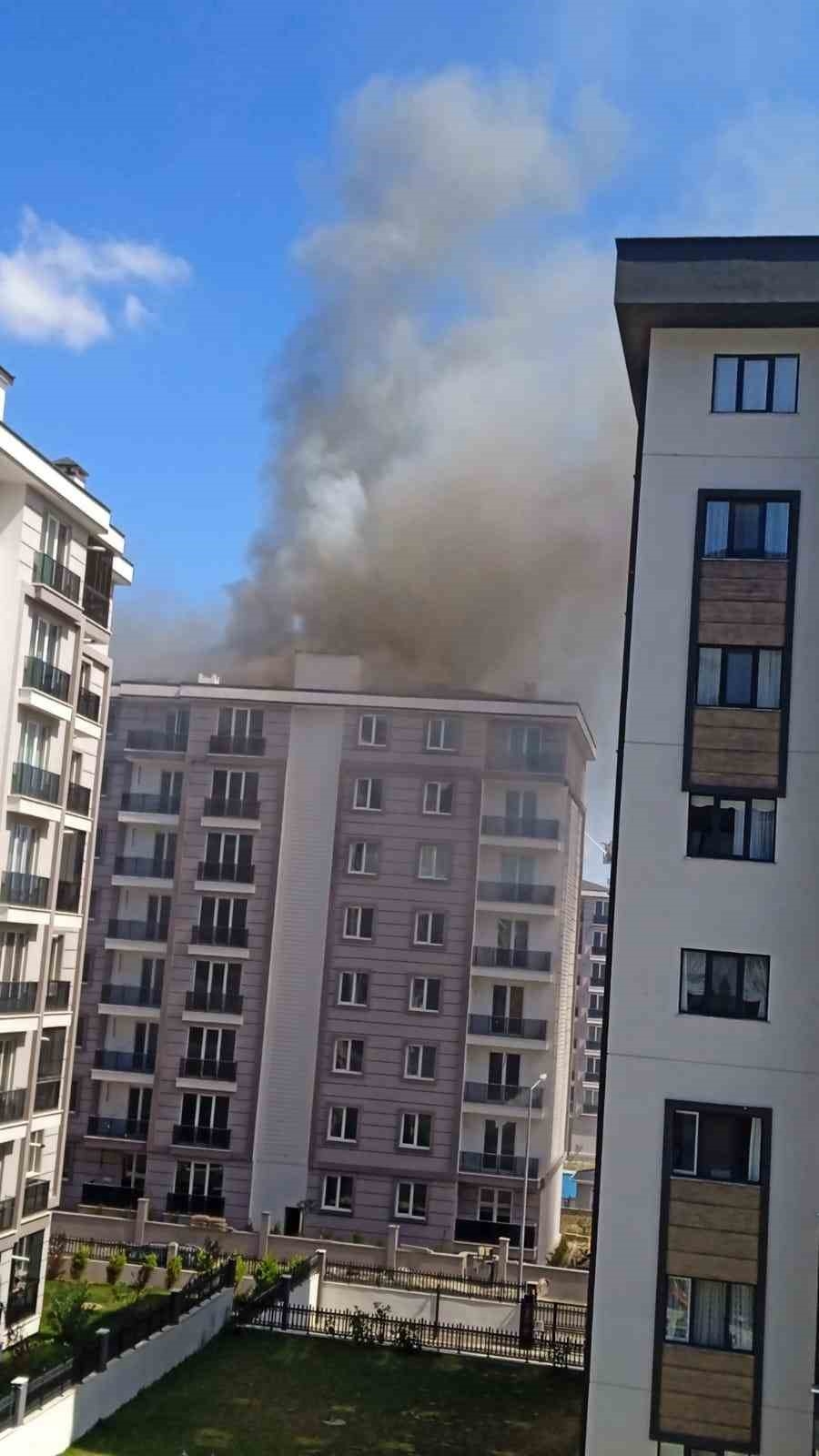 Silivri’de bir binanın çatısında çıkan yangın paniğe neden oldu
