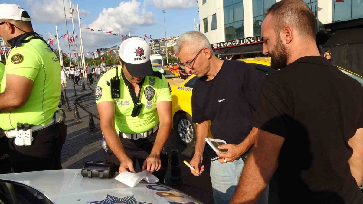Taksim’de ticari taksiler denetlendi
