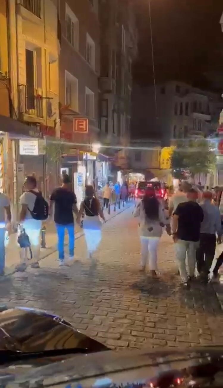 Beyoğlu’nda ilginç yankesicilik kamerada: Aracıyla turlarken tesadüfen hırsızlığı görüntüledi
