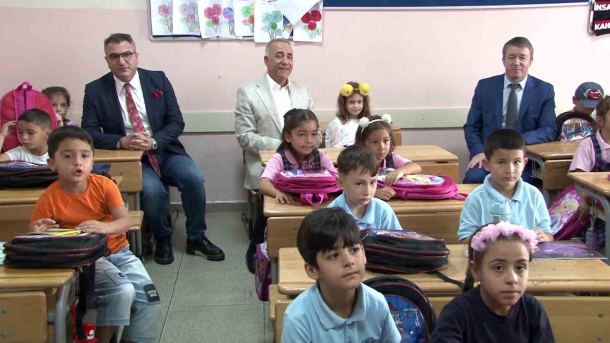 Sultangazi’de birinci sınıf öğrencilerine kırtasiye desteği verildi
