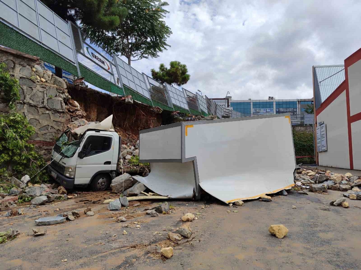 Masko Sanayi Sitesi’nde sel nedeniyle çöken istinat duvarı kamyoneti ikiye böldü
