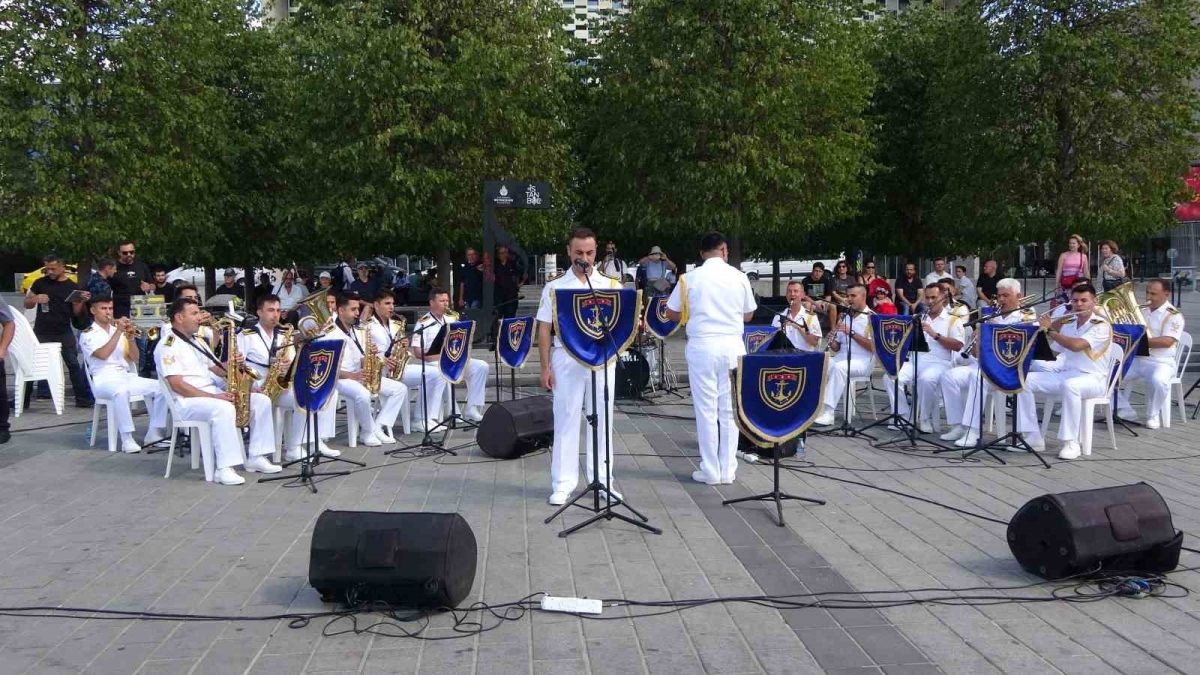 Kuzey Deniz Saha Komutanlığı Bandosu Taksim Meydanı’nda konser verdi
