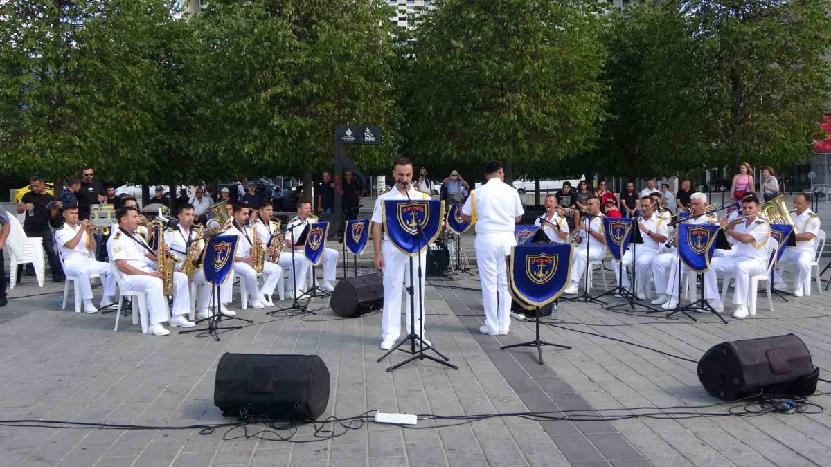 Kuzey Deniz Saha Komutanlığı Bandosu Taksim Meydanı’nda konser verdi
