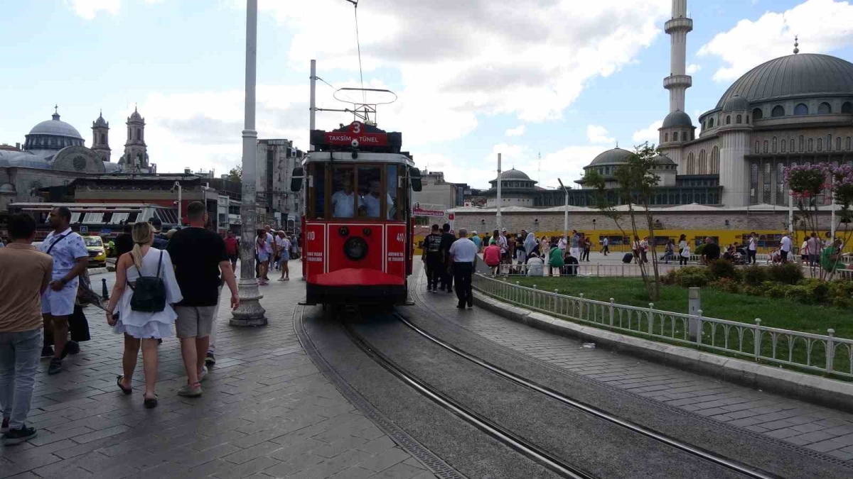 Taksim’in simgesi nostaljik tramvaylarda şarkılarla zaman yolculuğu
