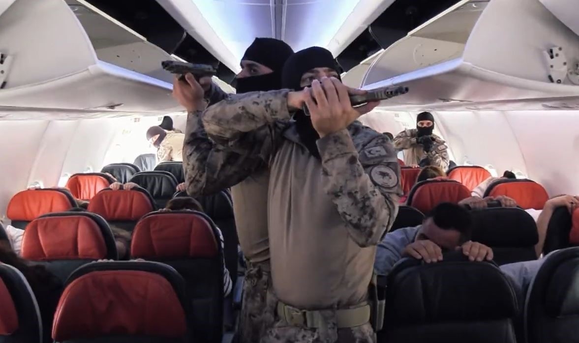 Özel harekat polislerinden, uçakta nefes kesen rehine kurtarma tatbikatı
