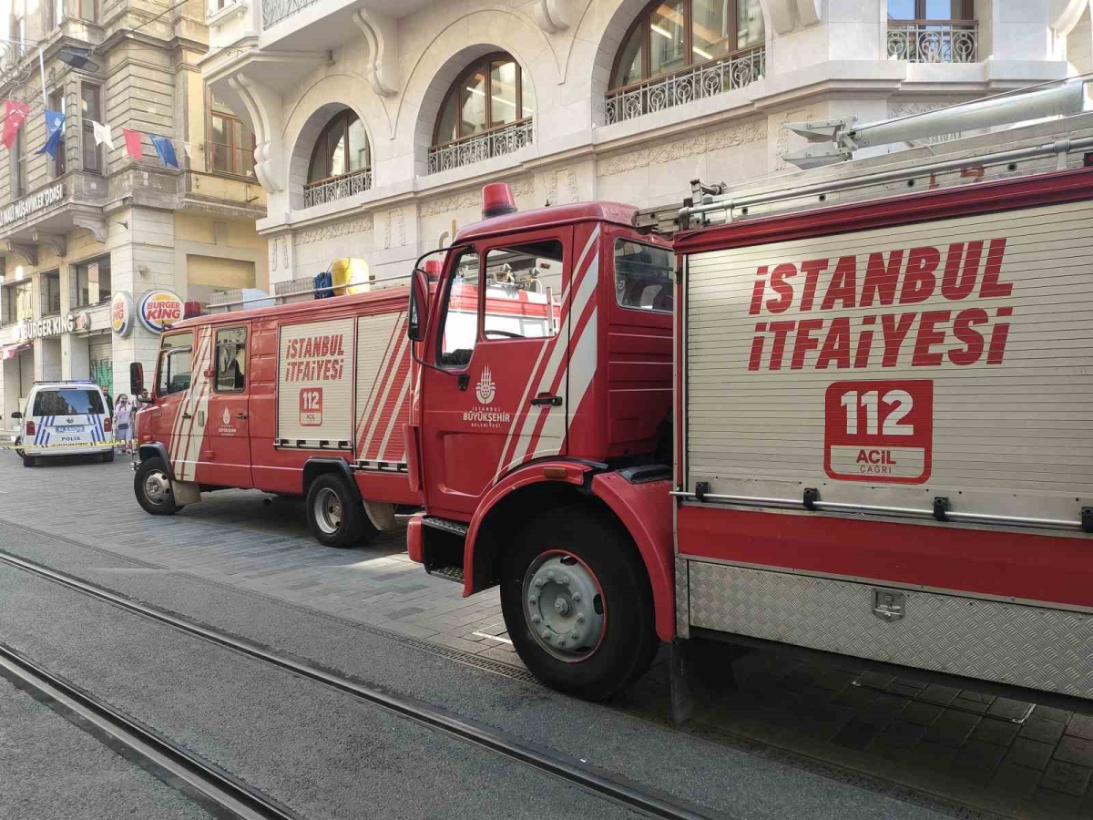 İstiklal Caddesi’nde yangın paniği: Cadde dumanla kaplandı
