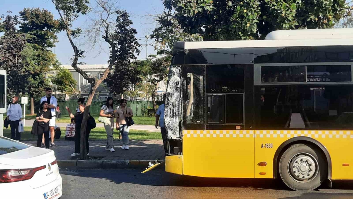 Beyoğlu’nda tramvay İETT otobüsüne çarptı
