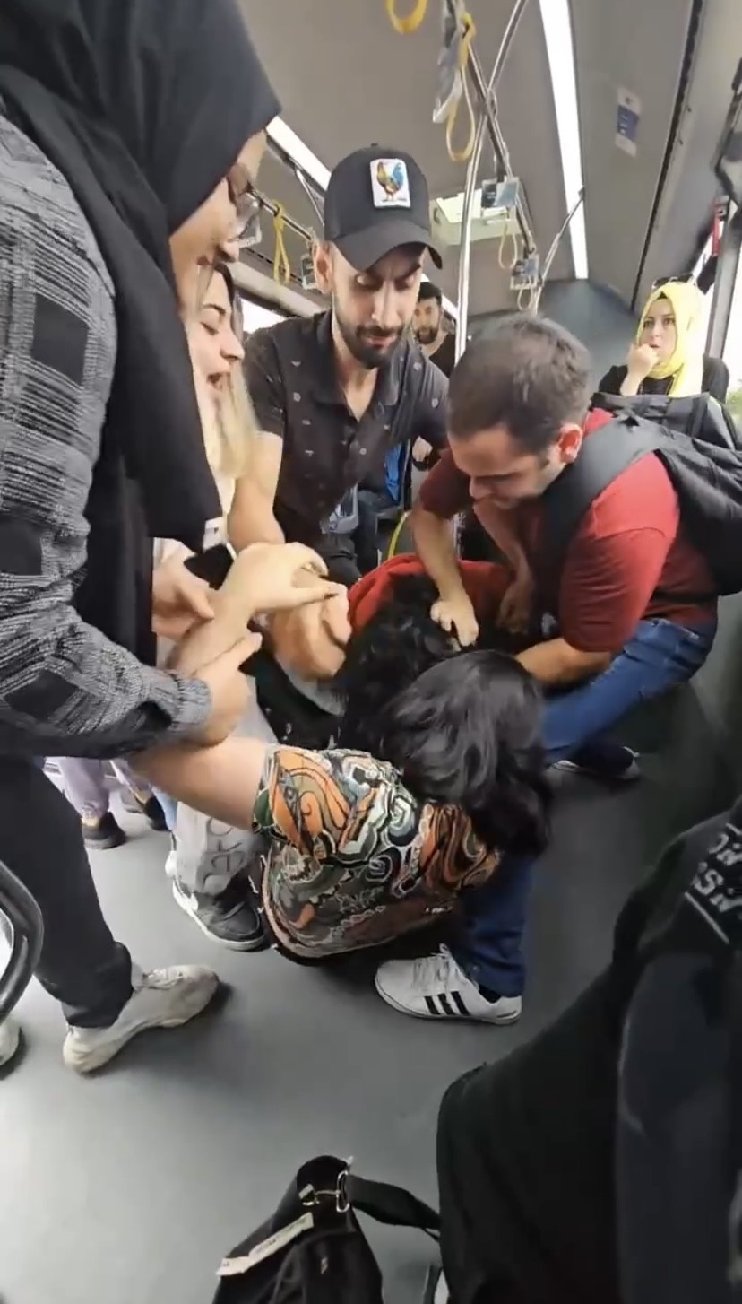 Kartal’da İETT otobüsünde koltuk kavgası: kadınlar birbirine girdi
