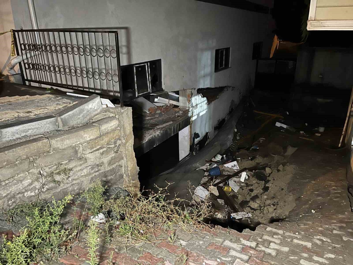 Arnavutköy’de sağanak nedeniyle bir binanın istinat duvarı yıkıldı
