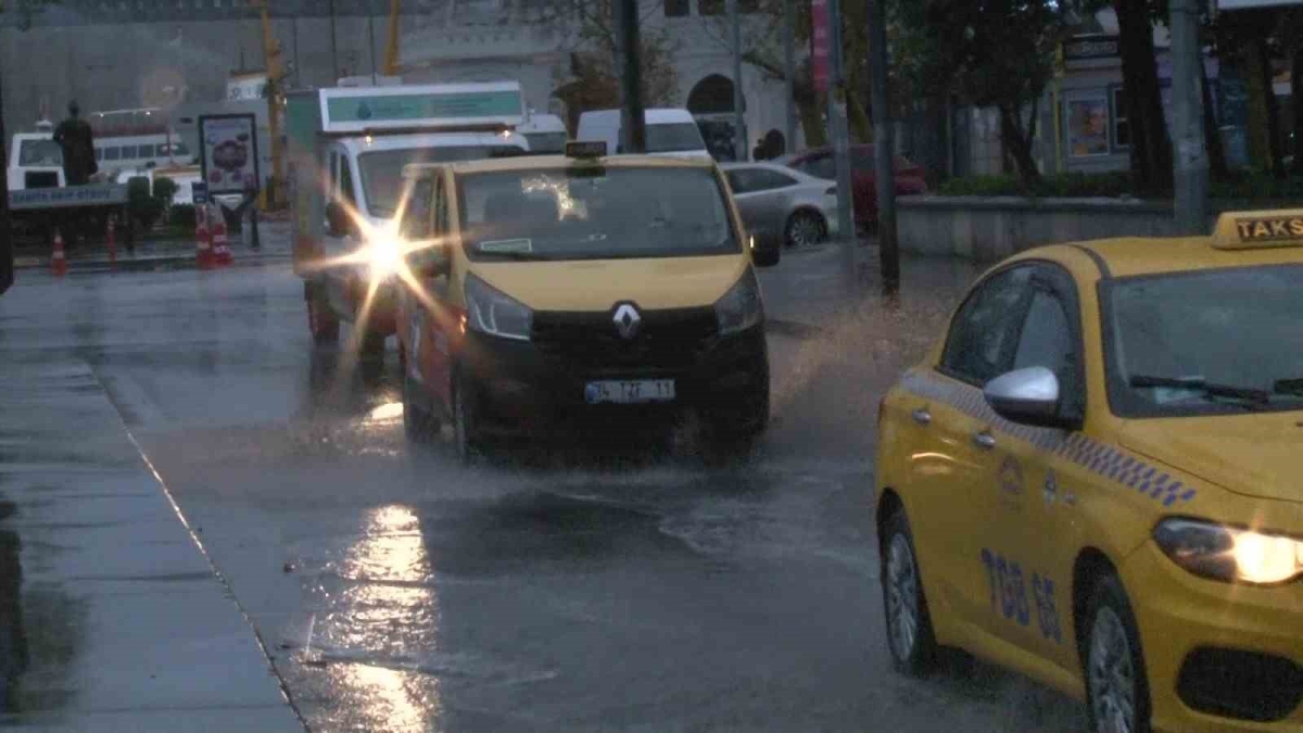 İstanbul Anadolu Yakası’nda sağanak yağış başladı
