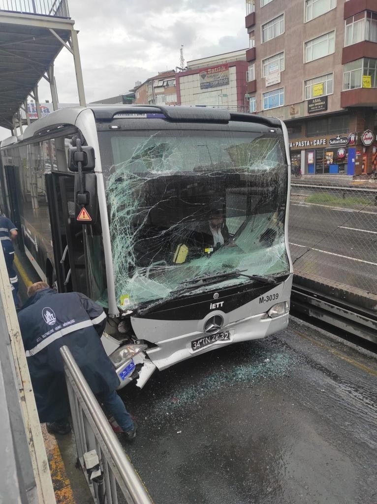 Küçükçekmece’de iki metrobüs kafa kafaya çarpıştı
