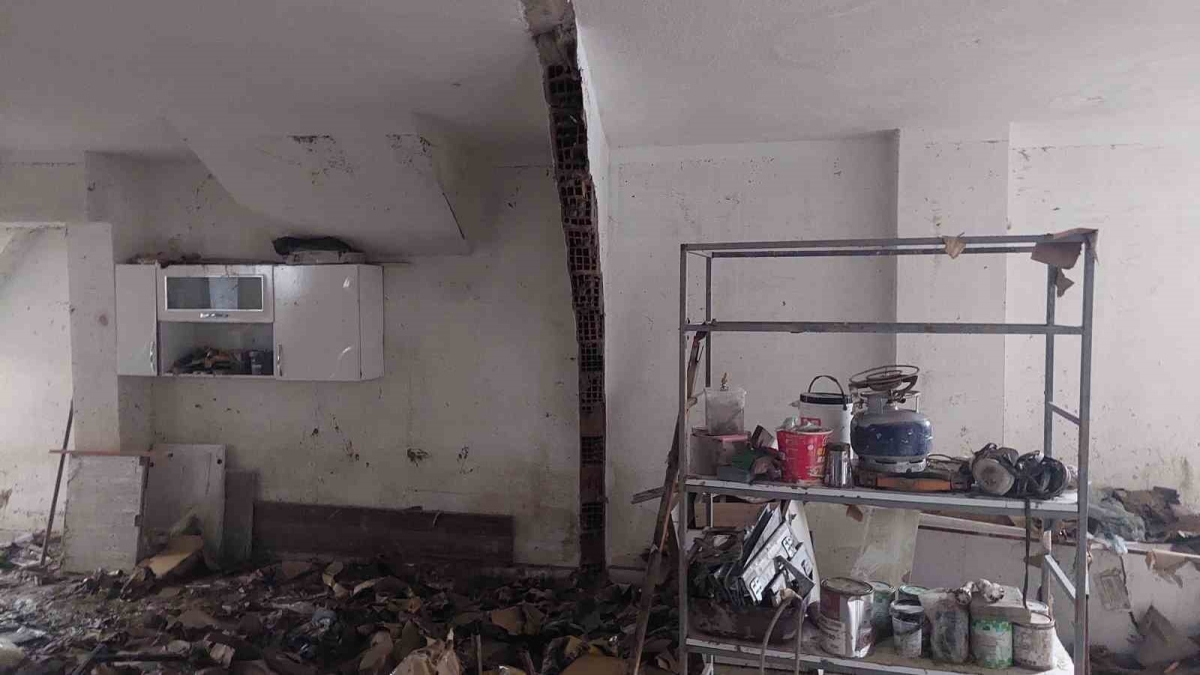 Arnavutköy’de yağmur duvarı yıktı, komşu iki dükkan birleşti
