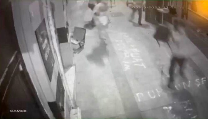 Taksim’de genç çifte çivili sopalı saldırı kamerada: Kadının kafasında şişe patlattılar
