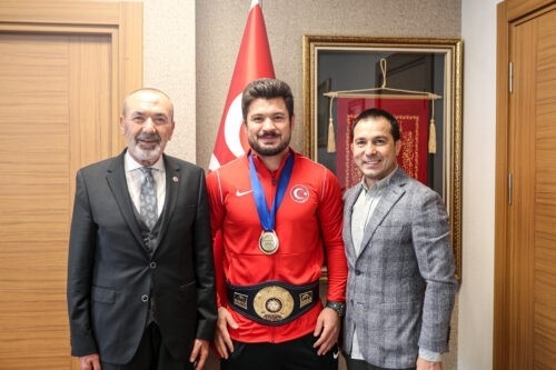 Dünya şampiyonu Cengiz ile Başkan Eroğlu’ndan MHP’ye ziyaret
