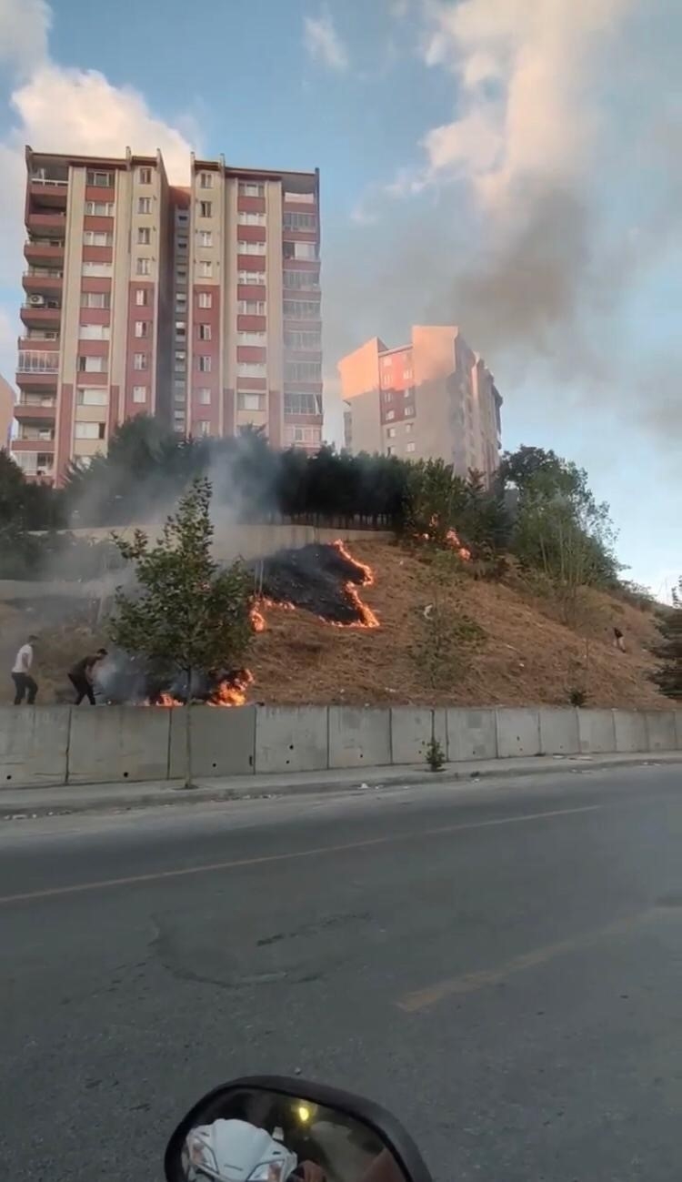 İstanbul’da asker eğlencesinde atılan havai fişekten çıkan yangın güçlükle söndürüldü
