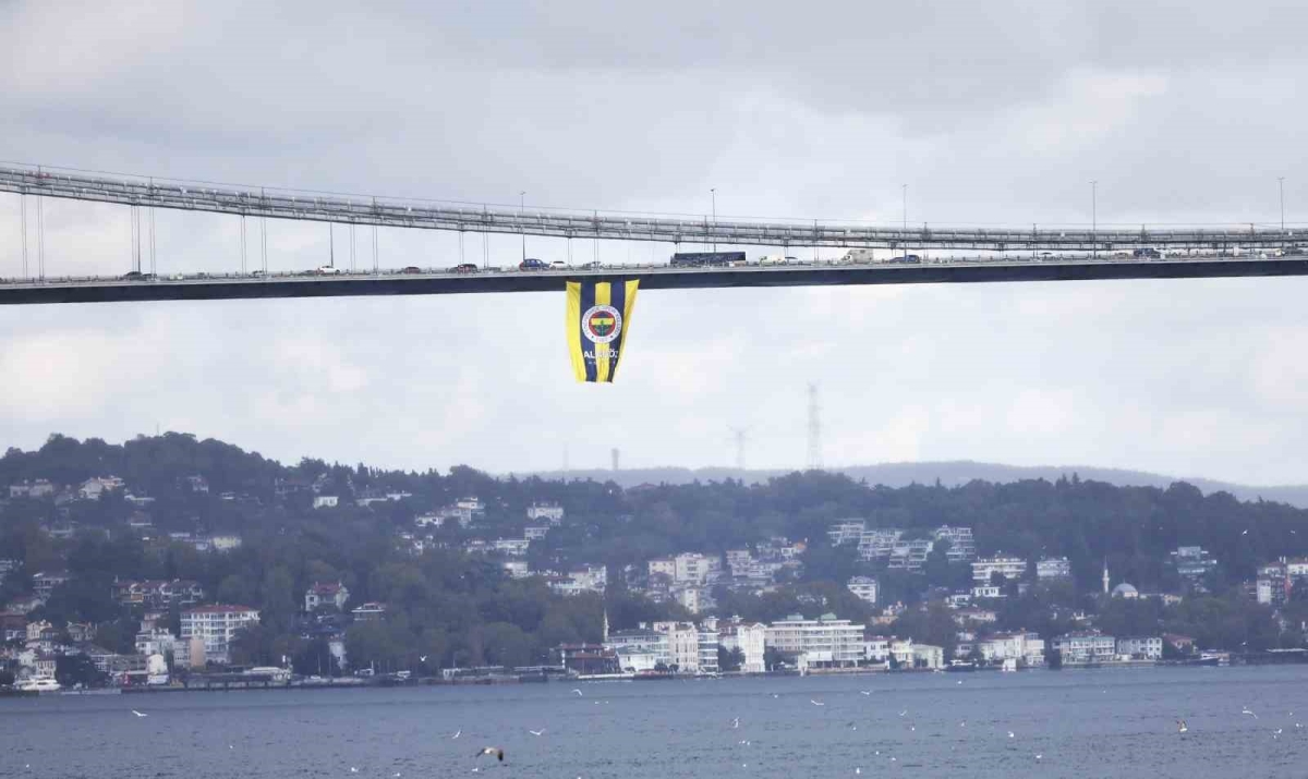 Köprülere dev Fenerbahçe bayrakları asıldı
