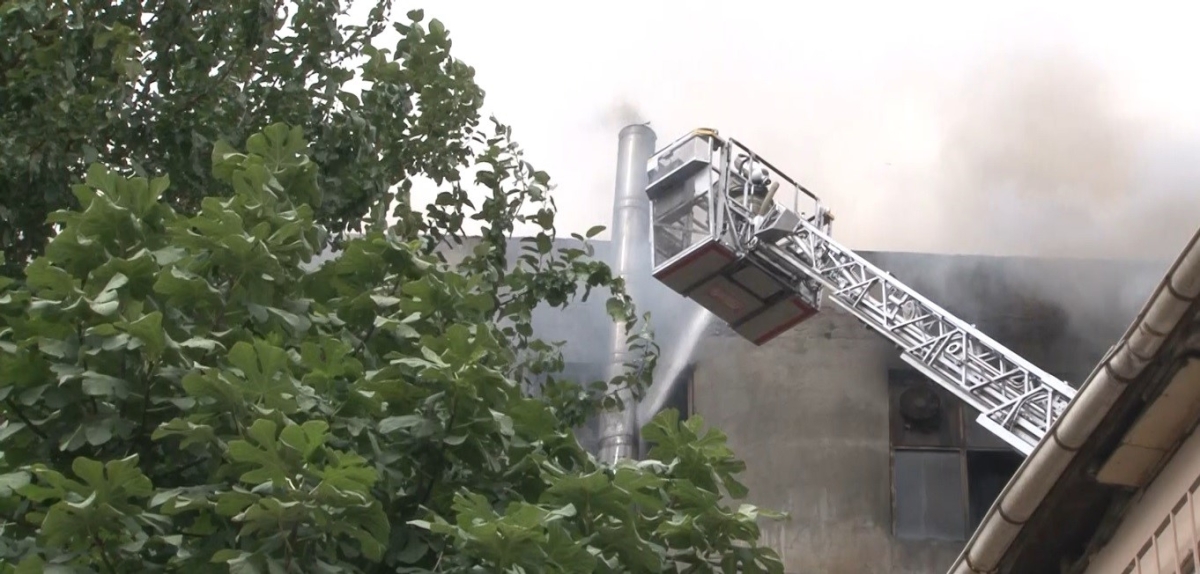 Eyüpsultan’da müzik aleti imalathanesinde korkutan yangın: 2 itfaiye eri dumandan etkilendi
