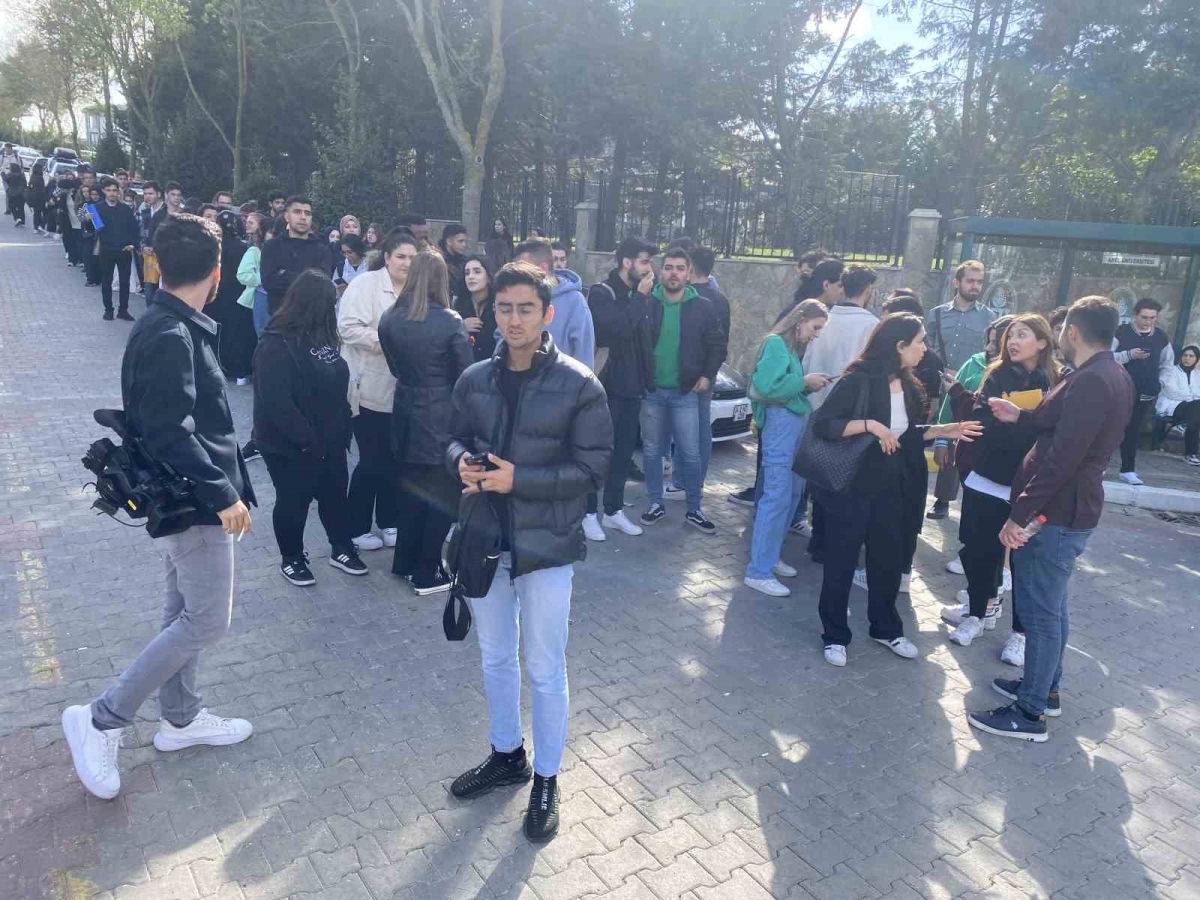 Arel Üniversitesi öğrencileri ring servislerinin ücretli olmasını protesto etti
