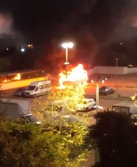 İSPARK’ta park halindeki araç alev alev yandı
