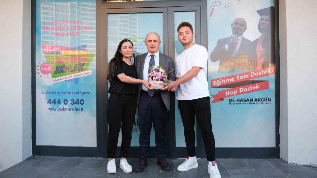 Büyükçekmece’de üniversiteye hazırlık yapan öğrencilere kitaplarını Belediye Başkanı Akgün dağıttı
