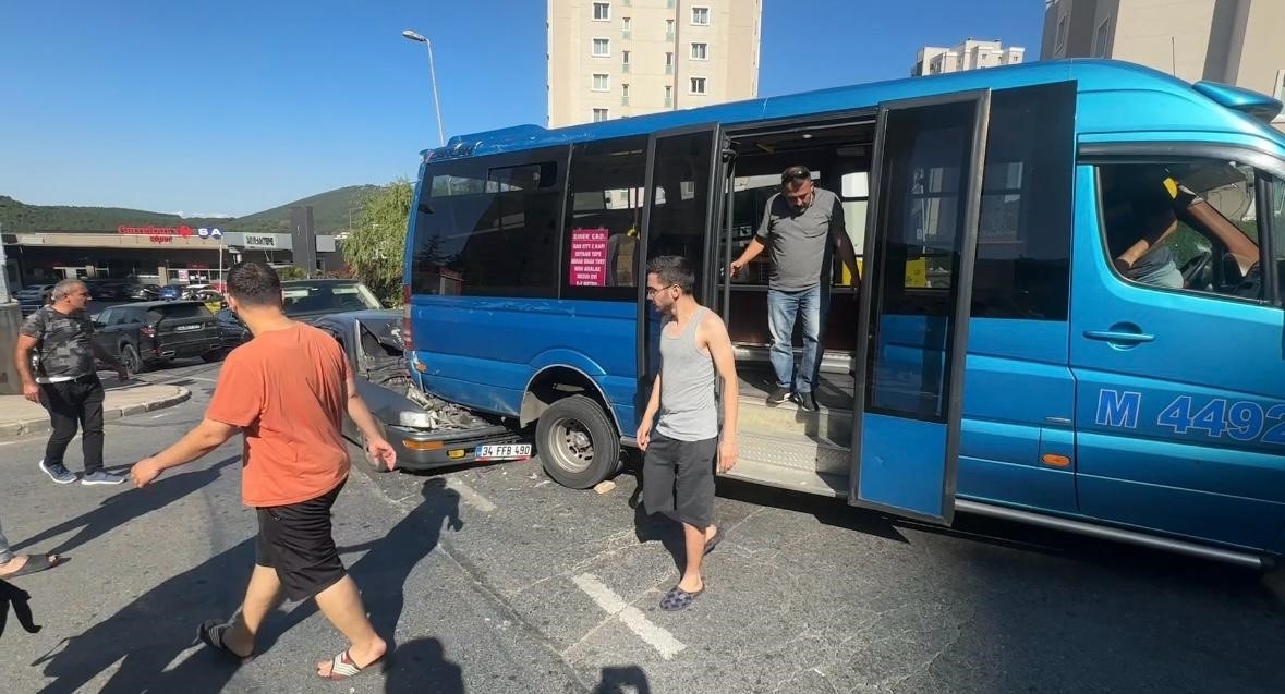 Maltepe’de asılı kalan minibüsü zıplayarak kurtarmaya çalıştılar
