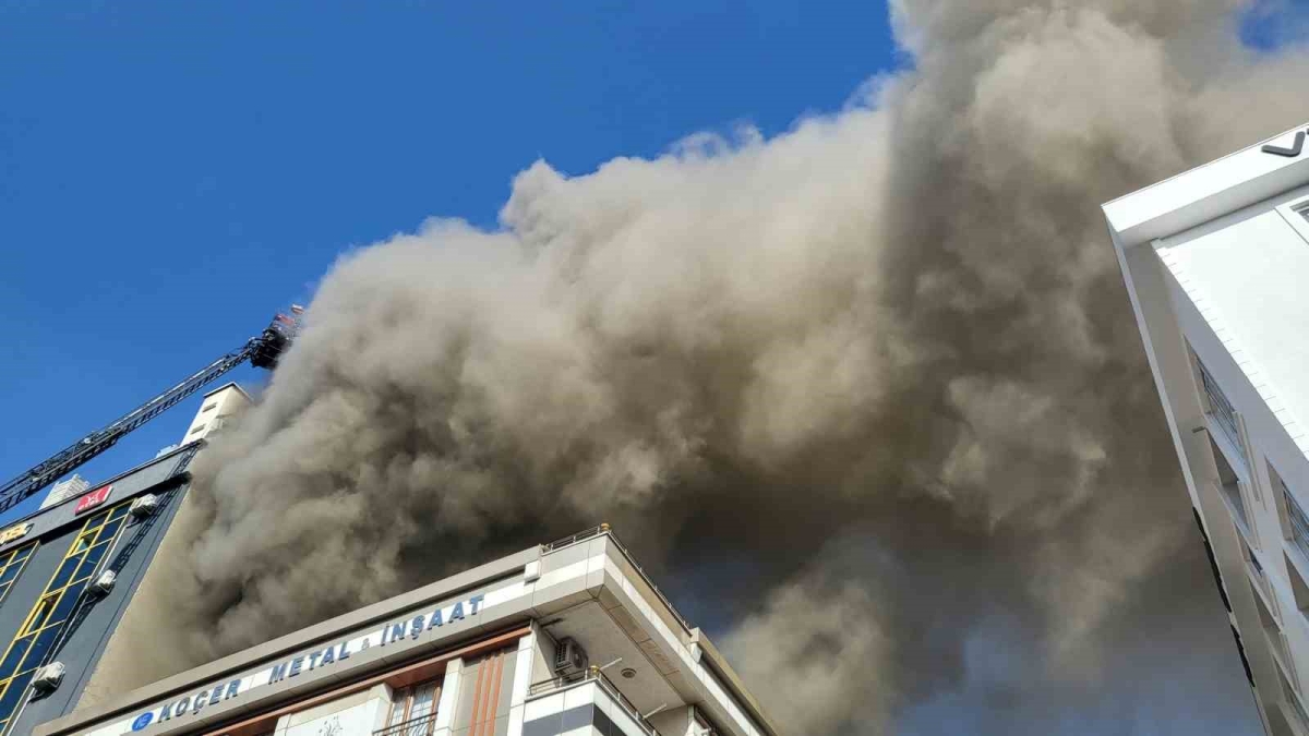 Sultangazi’deki iplik imalathanesi yangınında duman gökyüzünü kapladı
