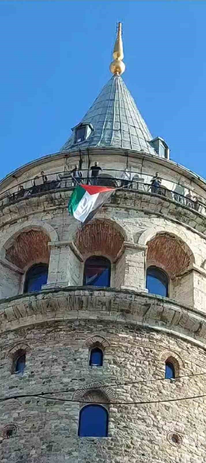 Galata Kulesi’nde destek amaçlı Filistin bayrağı açıldı
