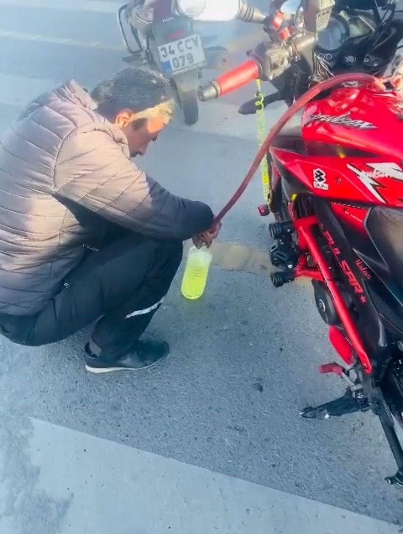Motosiklet sürücüsünden ilginç yöntem: Bedava benzin topladı

