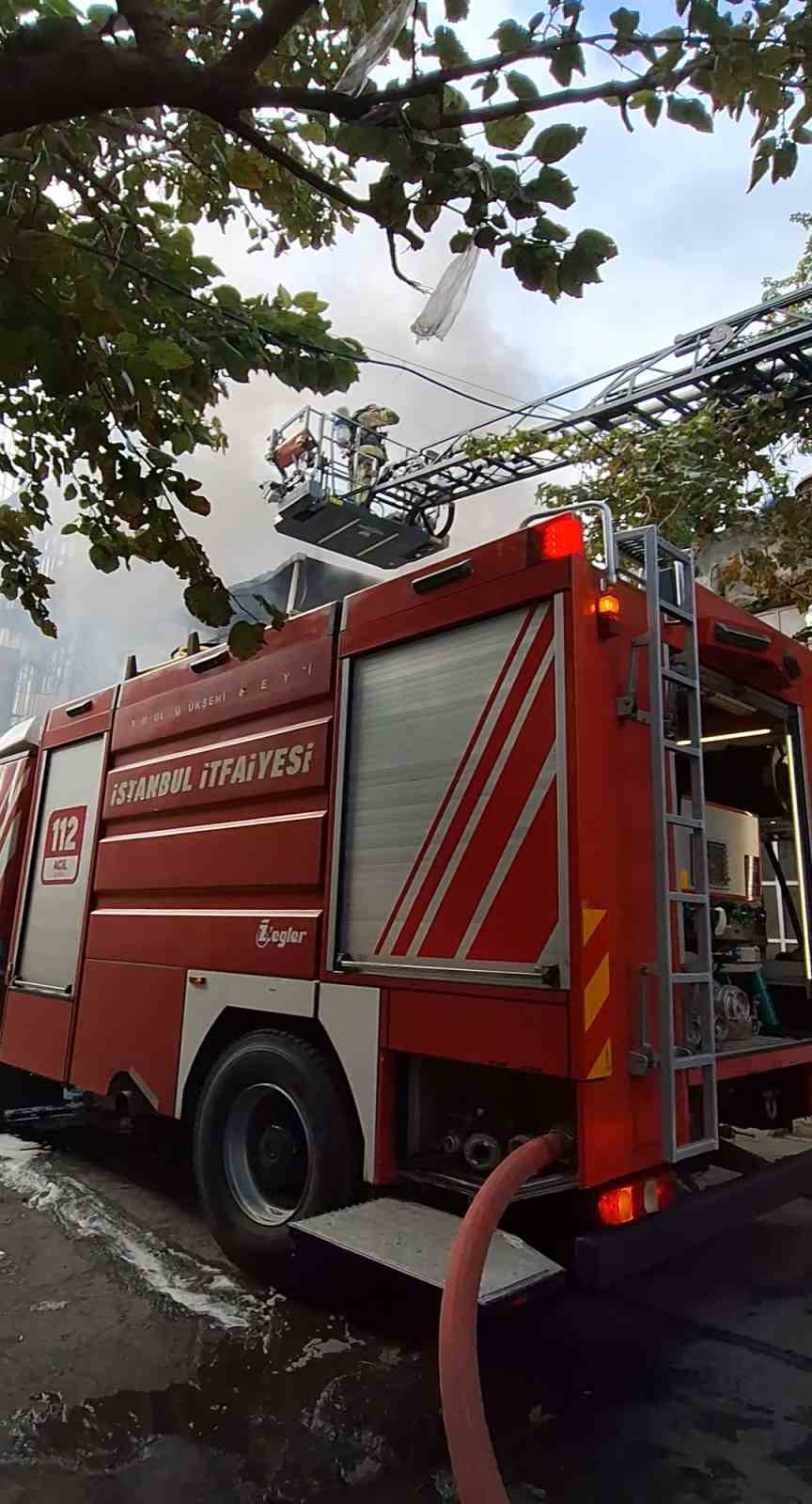Zeytinburnu’nda 2 katlı iş yerinde korkutan yangın
