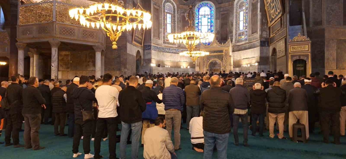 Ayasofya Camii’nde Filistin’de öldürülenler için gıyabi cenaze namazı kılındı
