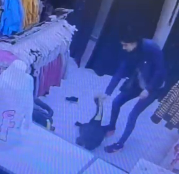 Fatih’te mağazada 3 yaşındaki çocuğa şiddet uygulayan kadın kamerada
