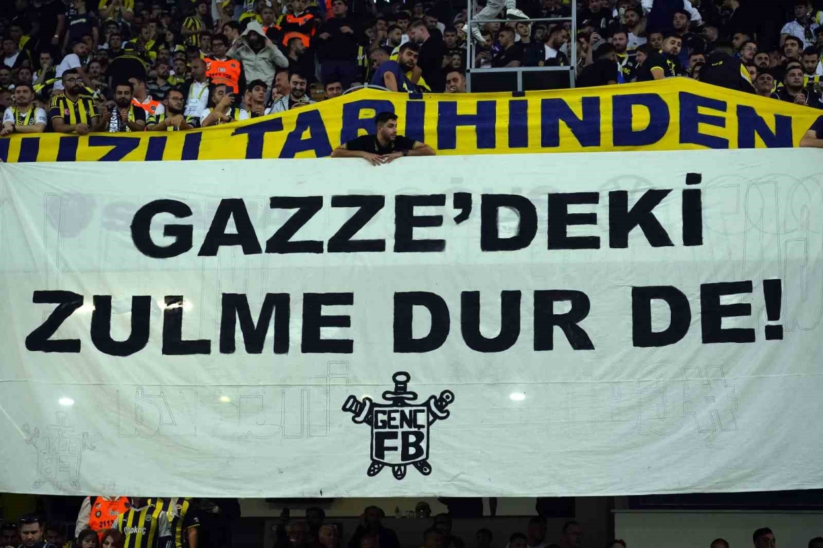 Fenerbahçe tribünlerinden Filistin’e destek
