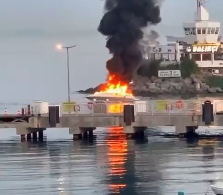 Ataköy’deki tekne yangınında 1’i ağır 4 kişinin yaralandığı ortaya çıktı
