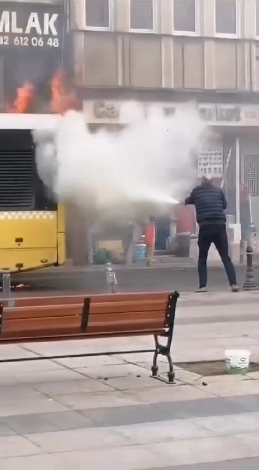 Beykoz’da İETT otobüsü alev alev yandı
