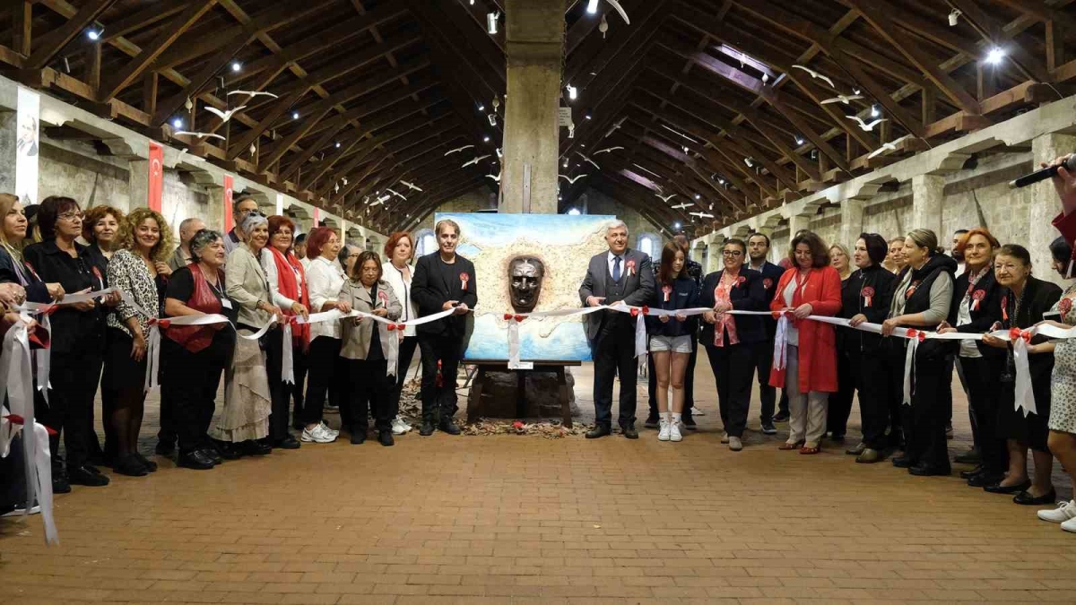 Büyükçekmece’de Cumhuriyetin 100 yıllık yolculuğunu anlatan eserler sergilendi
