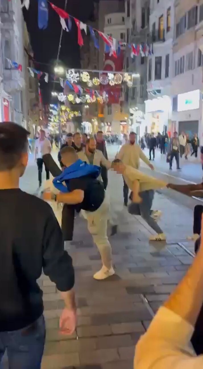 Taksim’de saç ektirme kavgası kamerada: Pansuman yapılmayınca esnafa saldırdılar
